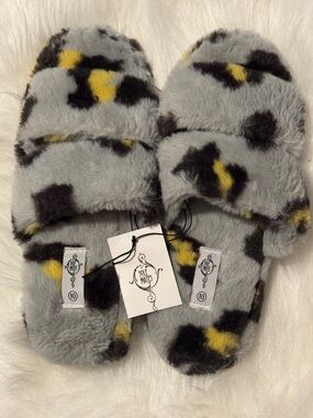 SOLE MATES Men’s Gray Faux Fur Slide Sandals with Yellow & Black Leopard Accents